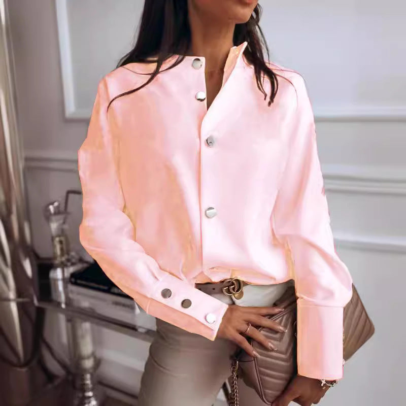 Kvinnors elegant blus med moderna knappar och avslappnad passform Mirla-Eva Jonsson