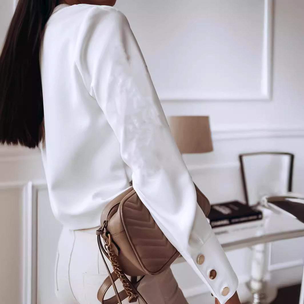 Kvinnors elegant blus med moderna knappar och avslappnad passform Mirla-Eva Jonsson