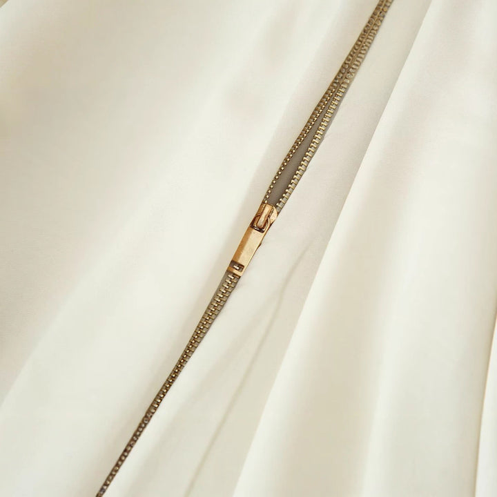 Kvinnors elegant blus med moderna veck och voluminösa ärmar Mirla-Eva Jonsson