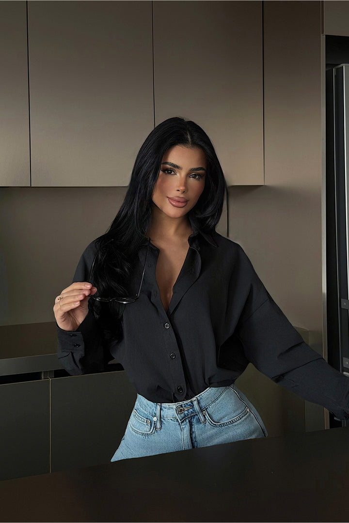 Kvinnors elegant blus med oversized passform och knäppbar design Mirla-Eva Jonsson