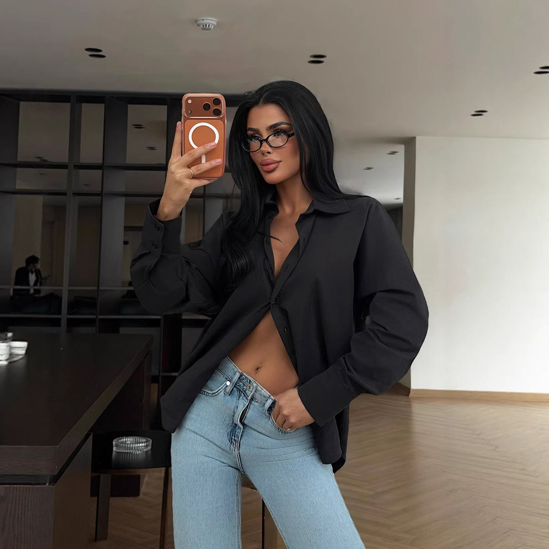 Kvinnors elegant blus med oversized passform och knäppbar design Mirla-Eva Jonsson