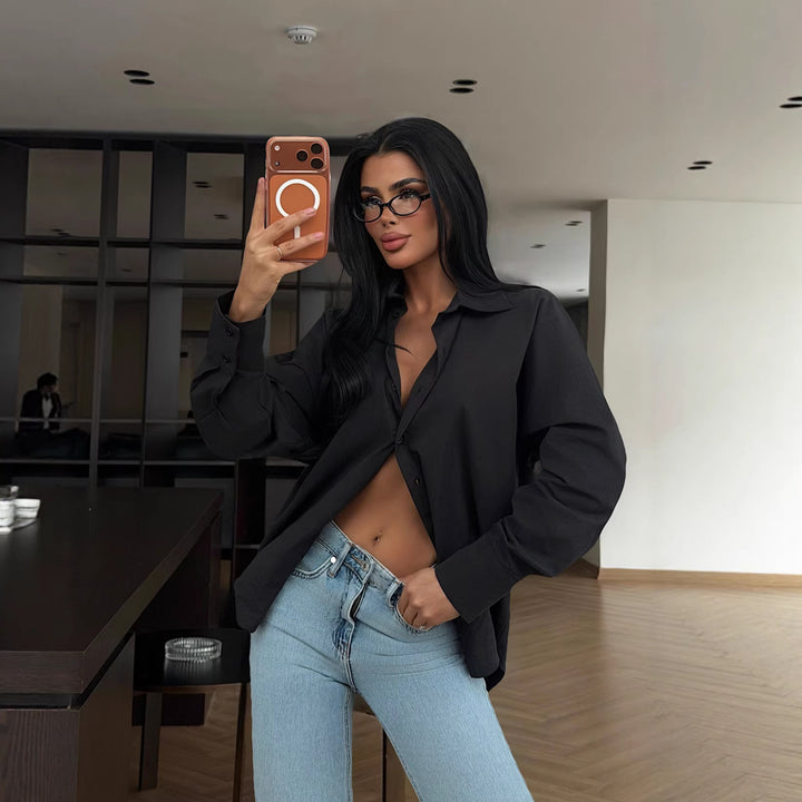 Kvinnors elegant blus med oversized passform och knäppbar design Mirla-Eva Jonsson