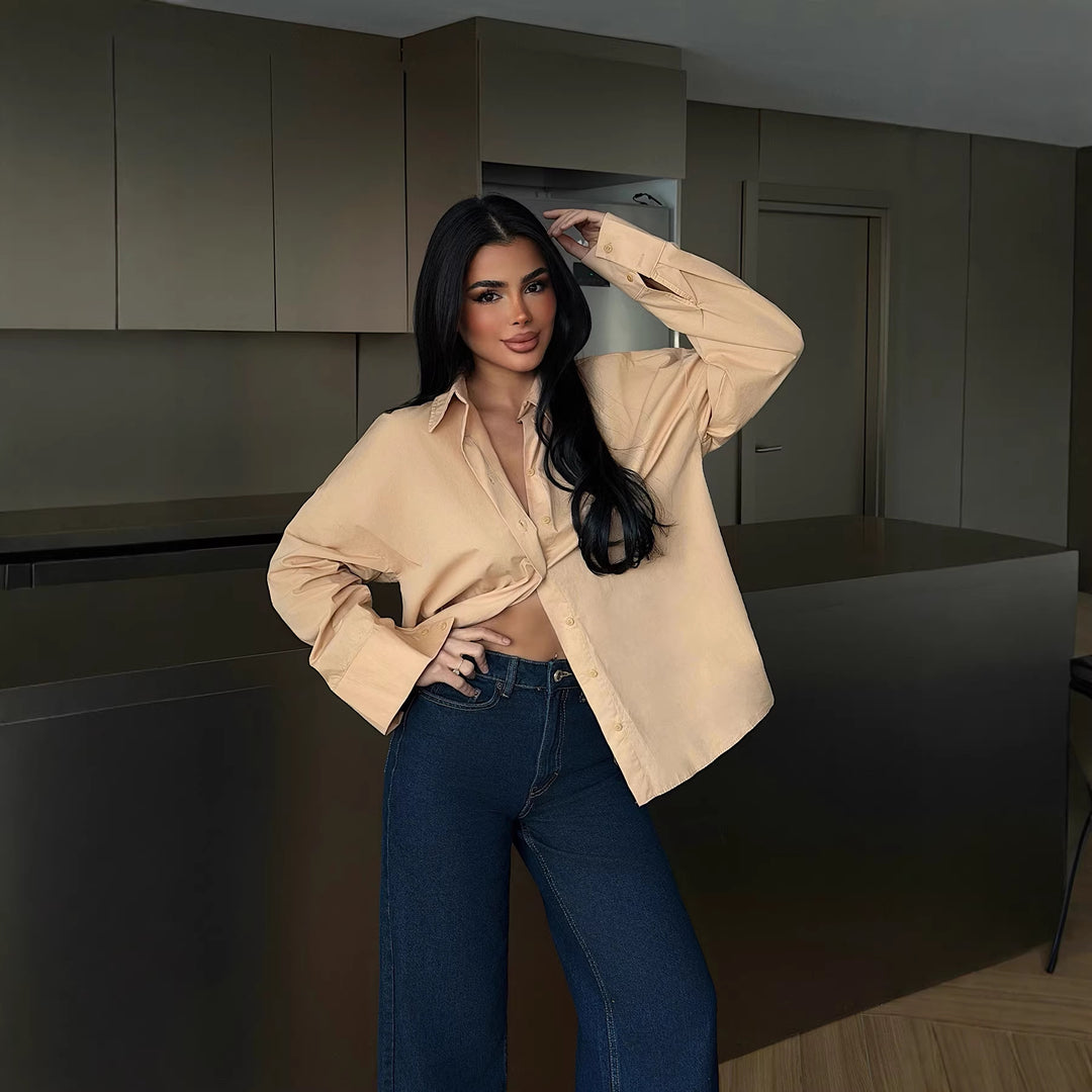 Kvinnors elegant blus med oversized passform och knäppbar design Mirla-Eva Jonsson