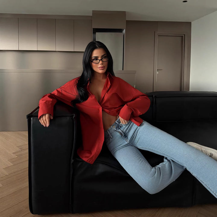 Kvinnors elegant blus med oversized passform och knäppbar design Mirla-Eva Jonsson