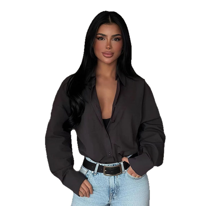 Kvinnors elegant blus med oversized passform och knäppbar design Mirla-Eva Jonsson