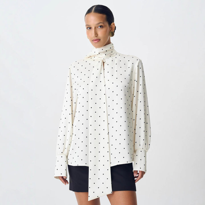 Kvinnors elegant blus med spetsdetaljer och rosettkrage Mirla-Eva Jonsson