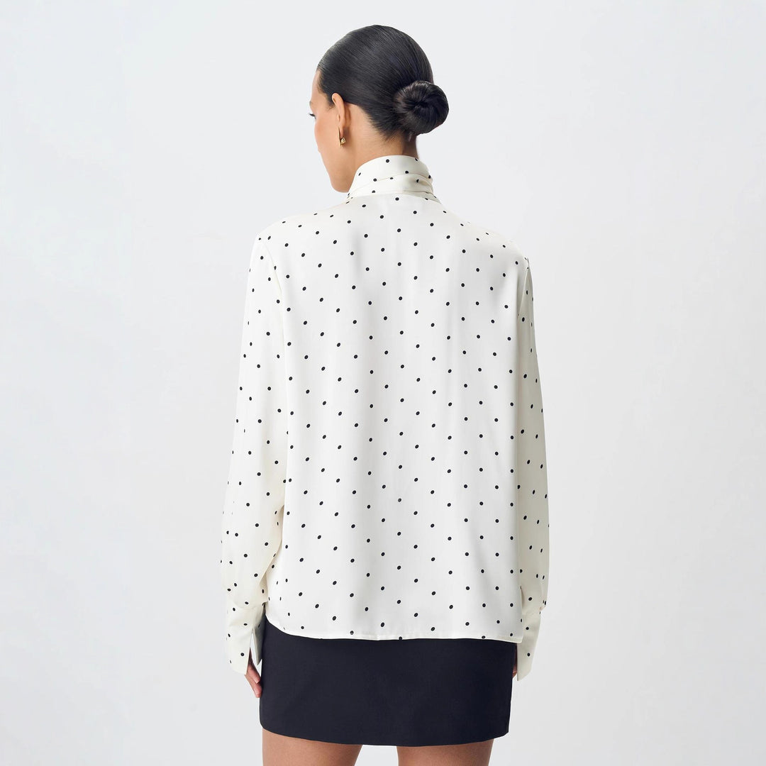 Kvinnors elegant blus med spetsdetaljer och rosettkrage Mirla-Eva Jonsson