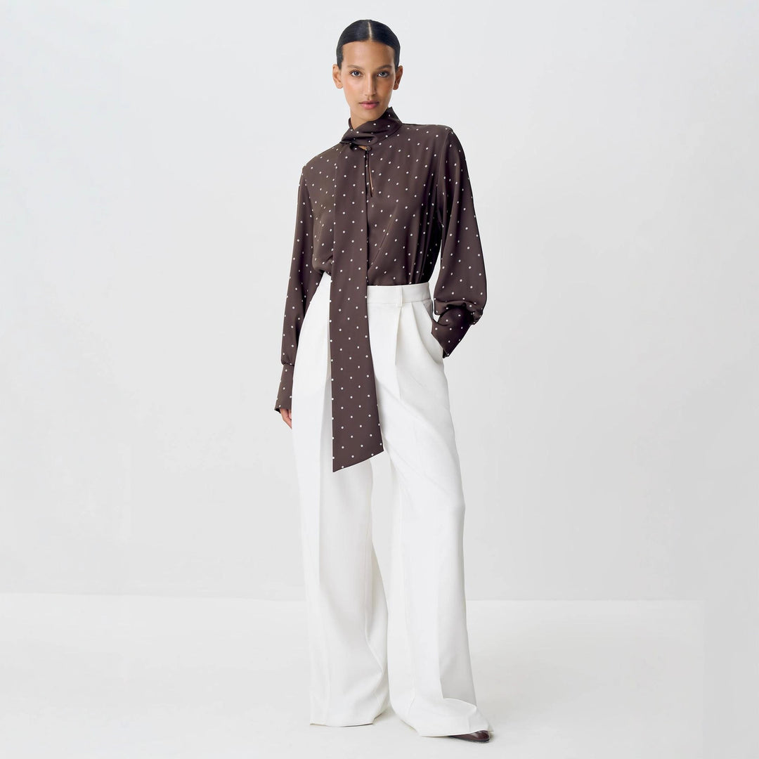 Kvinnors elegant blus med spetsdetaljer och rosettkrage Mirla-Eva Jonsson