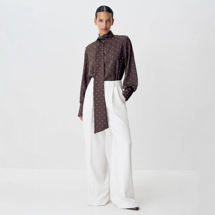 Kvinnors elegant blus med spetsdetaljer och rosettkrage Mirla-Eva Jonsson