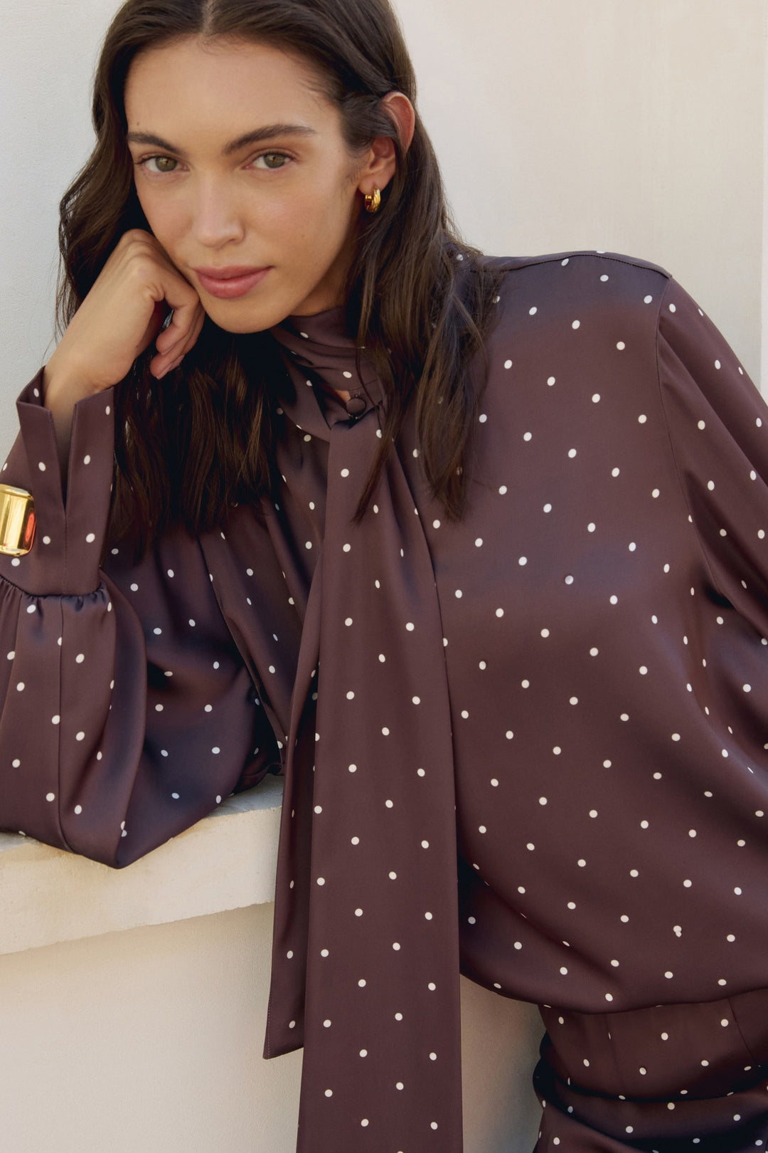 Kvinnors elegant blus med spetsdetaljer och rosettkrage Mirla-Eva Jonsson