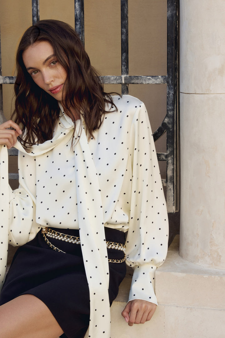 Kvinnors elegant blus med spetsdetaljer och rosettkrage Mirla-Eva Jonsson