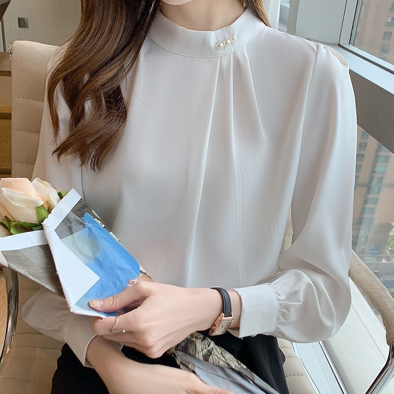 Kvinnors elegant blus med volangdetaljer och stiligt krage Mirla-Eva Jonsson