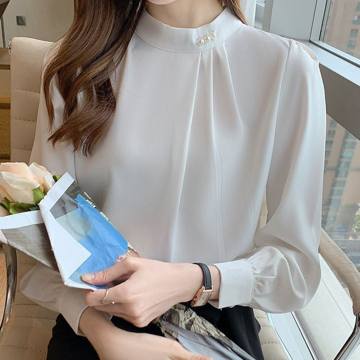 Kvinnors elegant blus med volangdetaljer och stiligt krage Mirla-Eva Jonsson