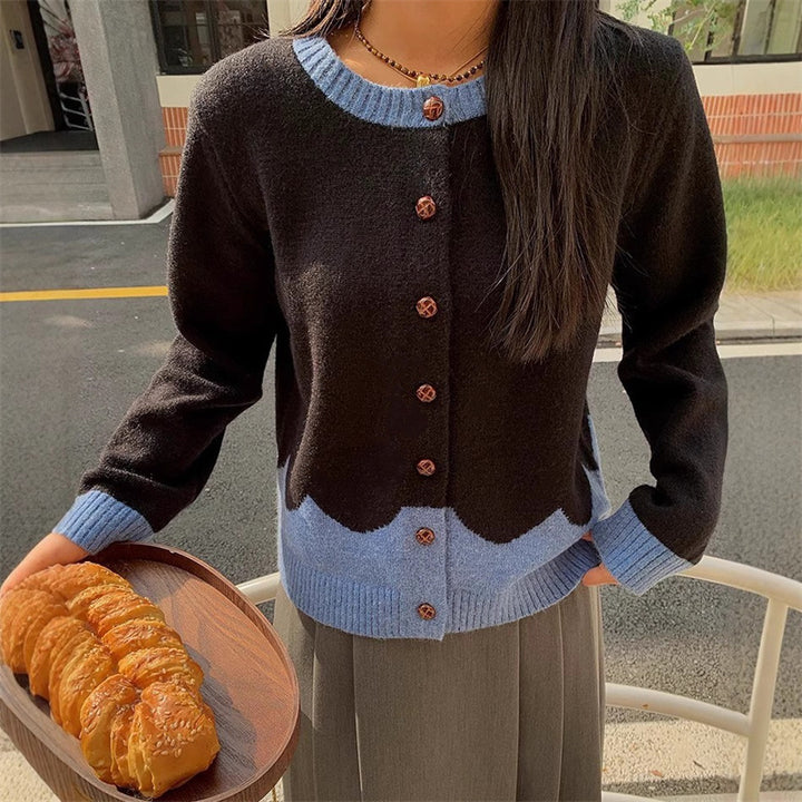 Kvinnors elegant cardigan med färgglad vågmönster och knapplösningar Mirla-Eva Jonsson