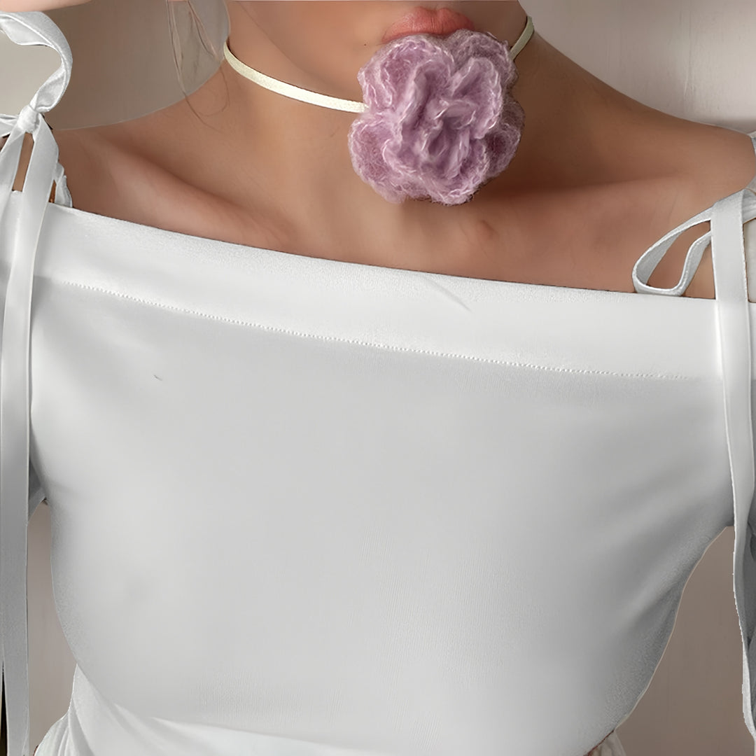 Kvinnors elegant choker med blommiga detaljer och satängband Mirla-Eva Jonsson