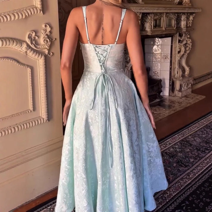 Kvinnors elegant cocktailklänning med volangtop och utsvängd kjol-Eva Jonsson