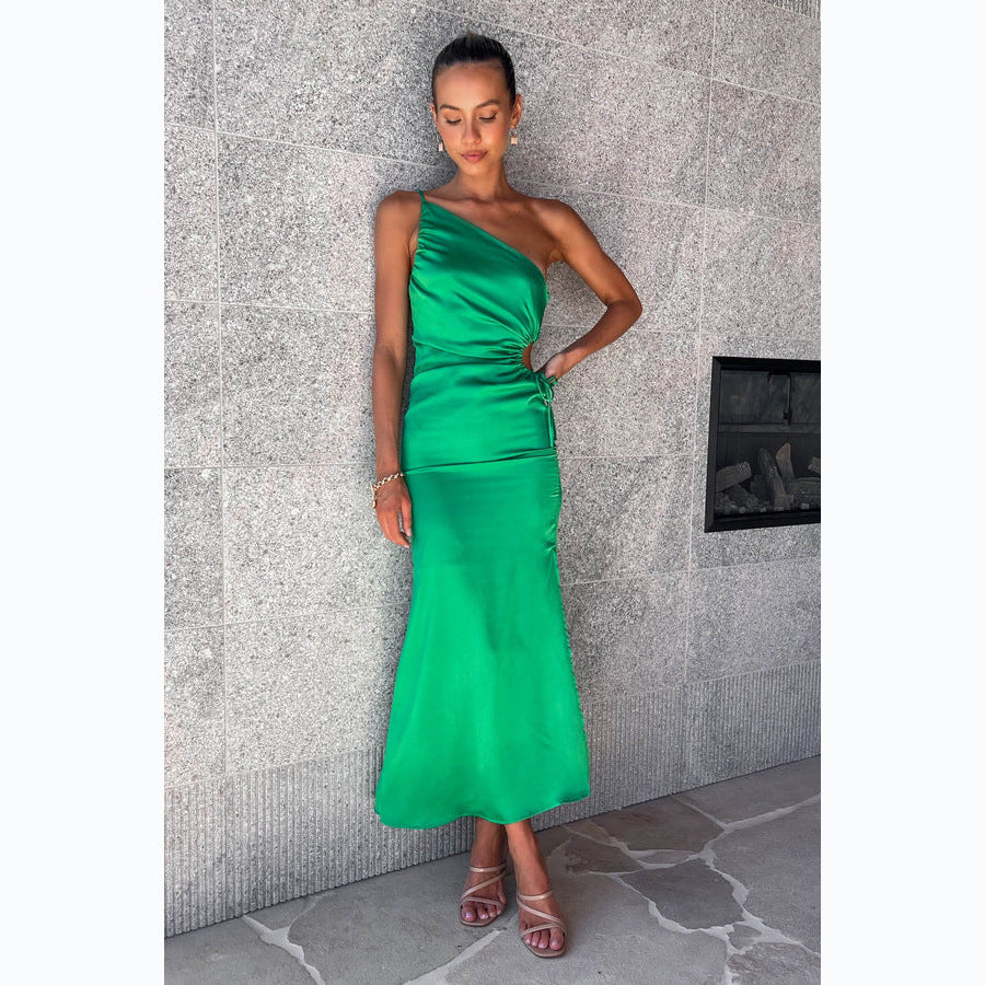 Kvinnors elegant draperad maxiklänning med asymmetrisk skärning och hög slits Mirla-Eva Jonsson