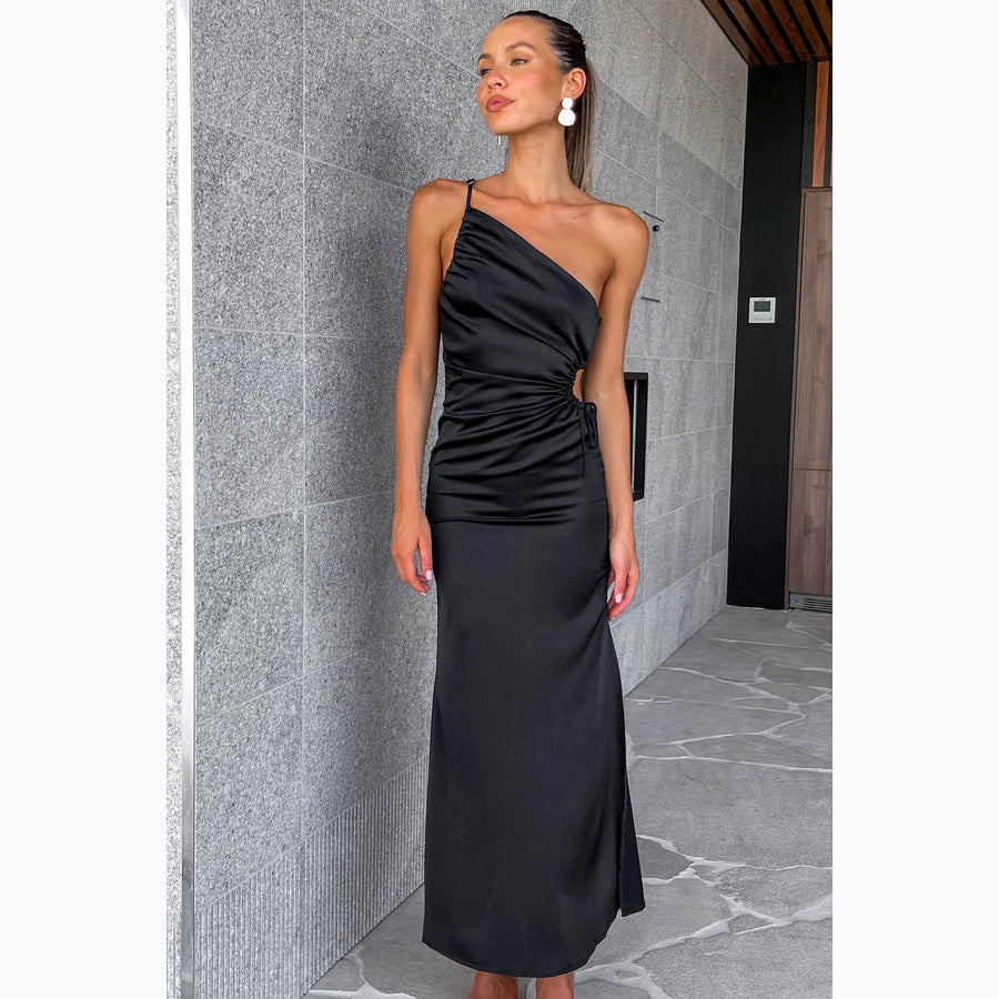 Kvinnors elegant draperad maxiklänning med asymmetrisk skärning och hög slits Mirla-Eva Jonsson