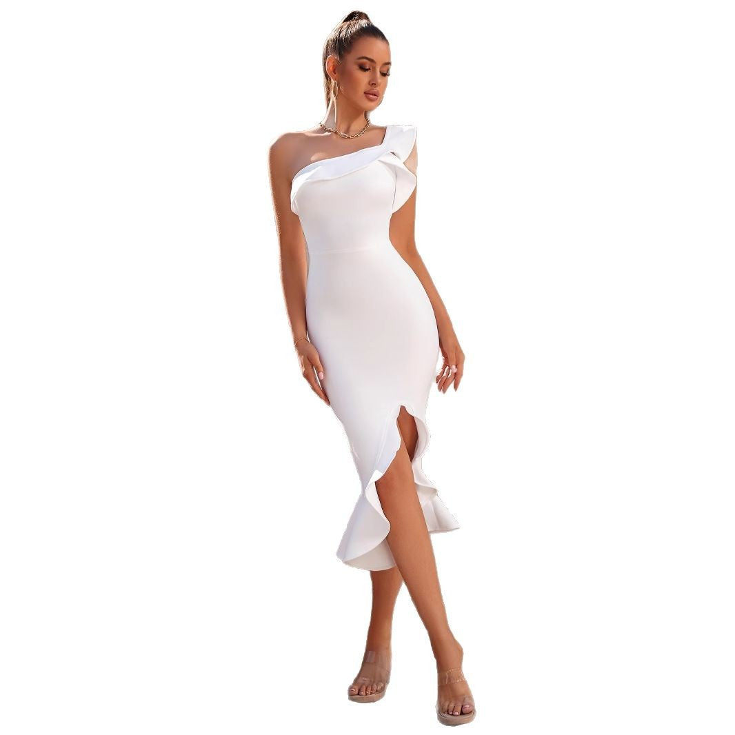 Kvinnors elegant, figurnära midi klänning med asymmetrisk volang och sprund Mirla-Eva Jonsson