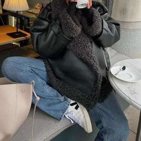 Kvinnors elegant fusk läderjacka med mjuk teddyfoder och avslappnad passform Mirla-Eva Jonsson