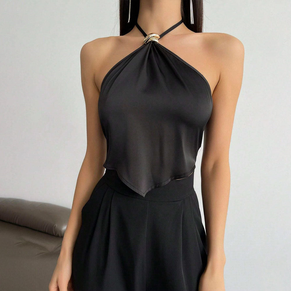 Kvinnors elegant halterneck-top med blänkande tyg och dekorativ knut Mirla-Eva Jonsson