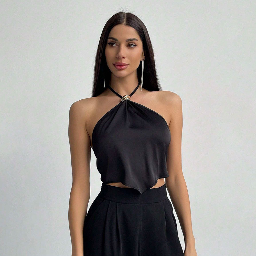 Kvinnors elegant halterneck-top med blänkande tyg och dekorativ knut Mirla-Eva Jonsson
