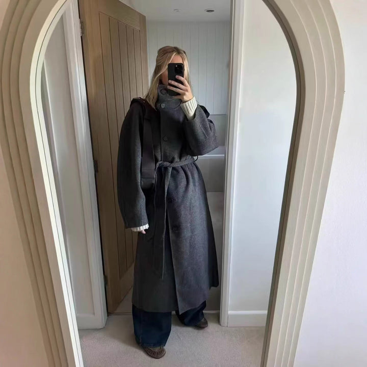 Kvinnors elegant kappa av högkvalitativ ullblandning med bälte och hög krage Mirla-Eva Jonsson