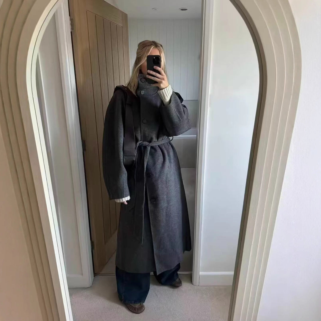 Kvinnors elegant kappa av högkvalitativ ullblandning med bälte och hög krage Mirla-Eva Jonsson