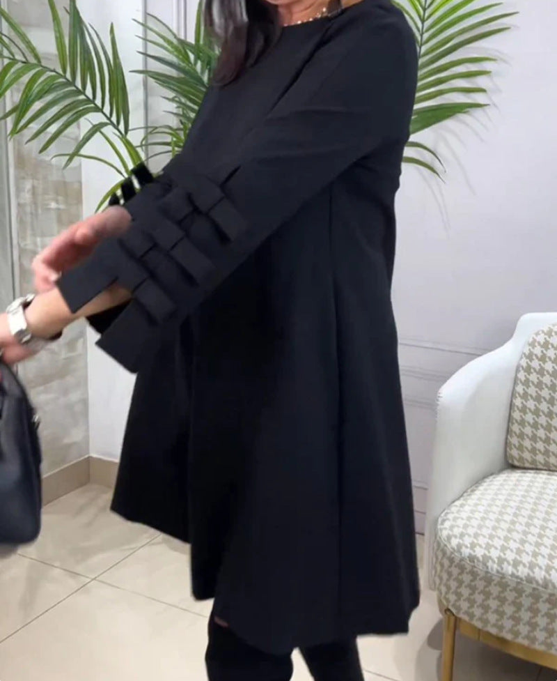 Kvinnors elegant klänning med dekorativa volangdetaljer Mirla-Eva Jonsson