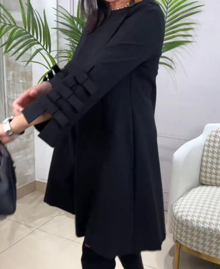 Kvinnors elegant klänning med dekorativa volangdetaljer Mirla-Eva Jonsson