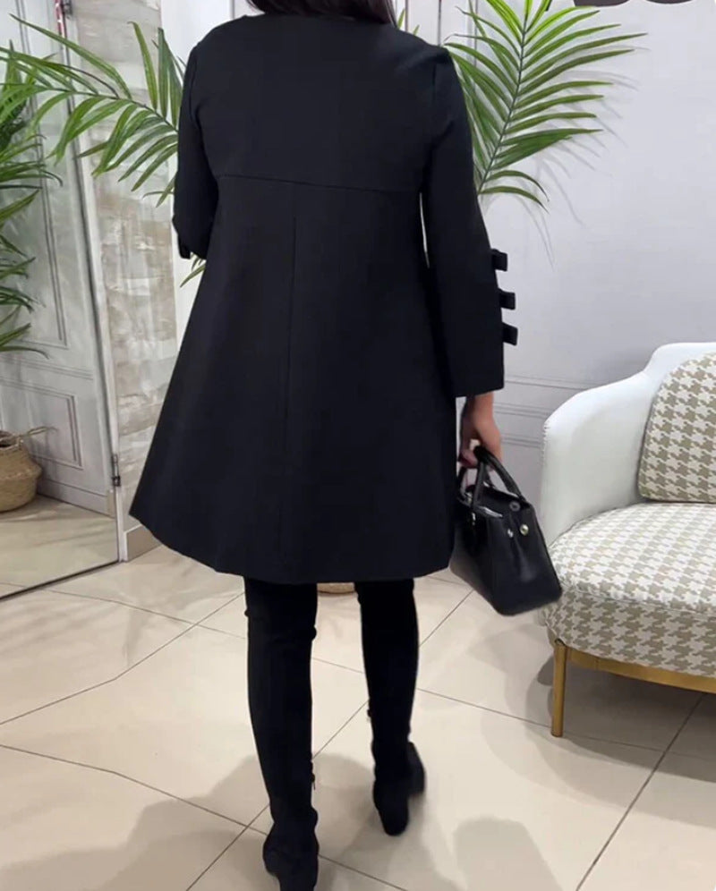 Kvinnors elegant klänning med dekorativa volangdetaljer Mirla-Eva Jonsson