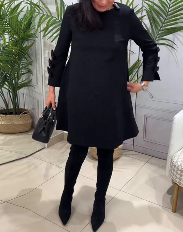 Kvinnors elegant klänning med dekorativa volangdetaljer Mirla-Eva Jonsson