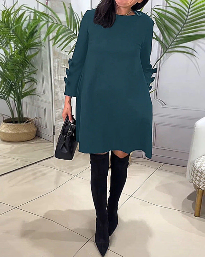 Kvinnors elegant klänning med dekorativa volangdetaljer Mirla-Eva Jonsson
