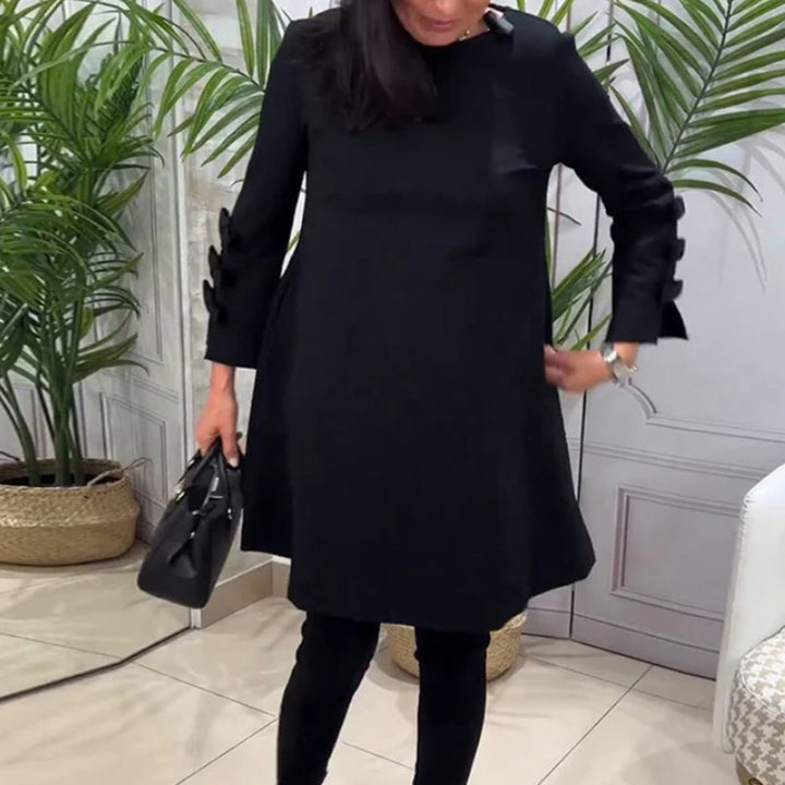Kvinnors elegant klänning med dekorativa volangdetaljer Mirla-Eva Jonsson