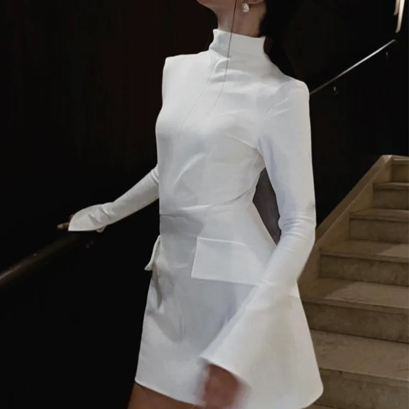 Kvinnors elegant klänning med hög krage och fickor Mirla-Eva Jonsson