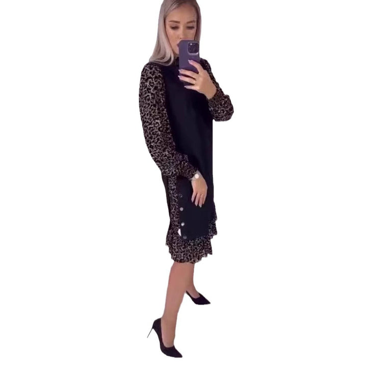 Kvinnors elegant klänning med unika volangdetaljer och knappr decoration Mirla-Eva Jonsson