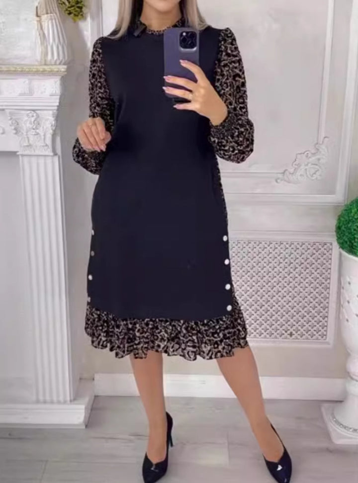Kvinnors elegant klänning med unika volangdetaljer och knappr decoration Mirla-Eva Jonsson