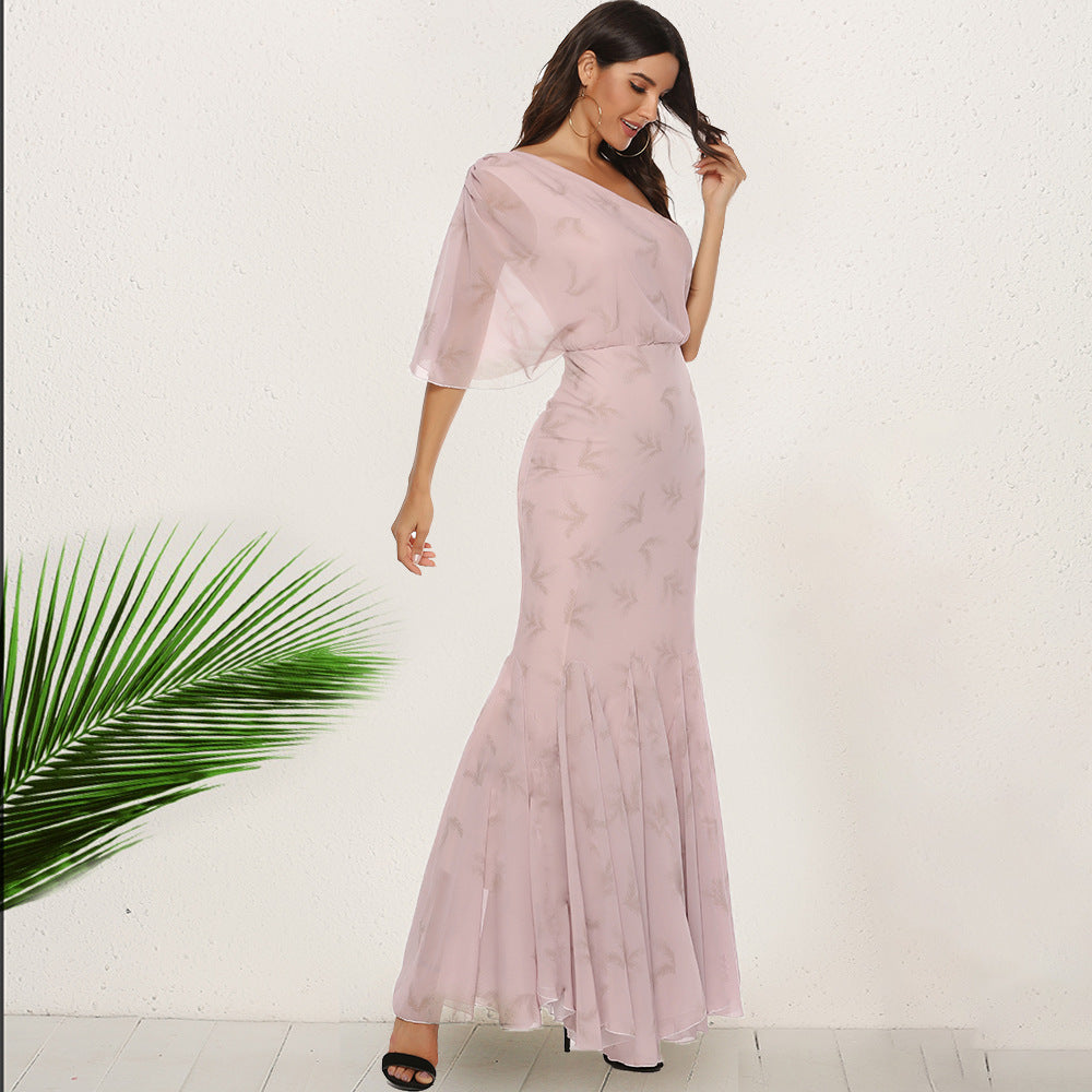 Kvinnors elegant kvällsklänning med asymmetrisk skärning och svängande fåll-Eva Jonsson