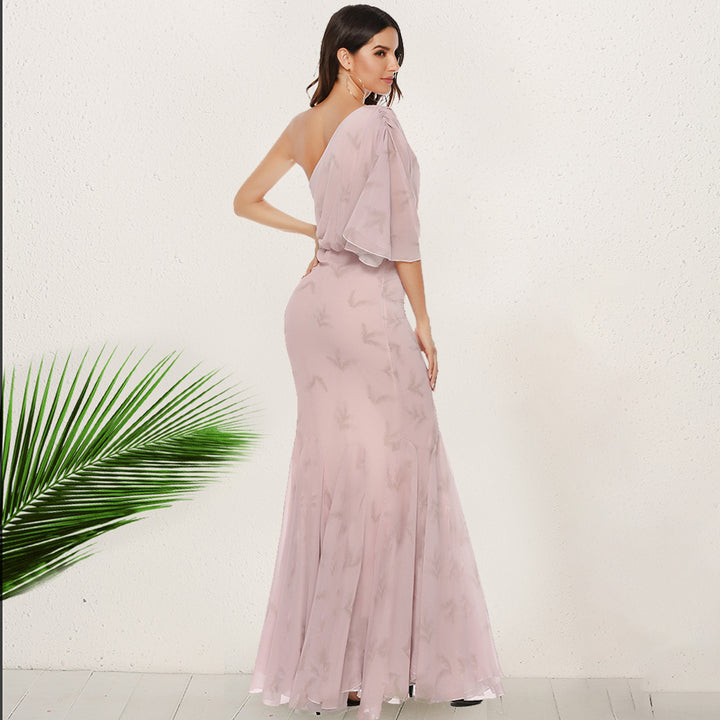Kvinnors elegant kvällsklänning med asymmetrisk skärning och svängande fåll-Eva Jonsson
