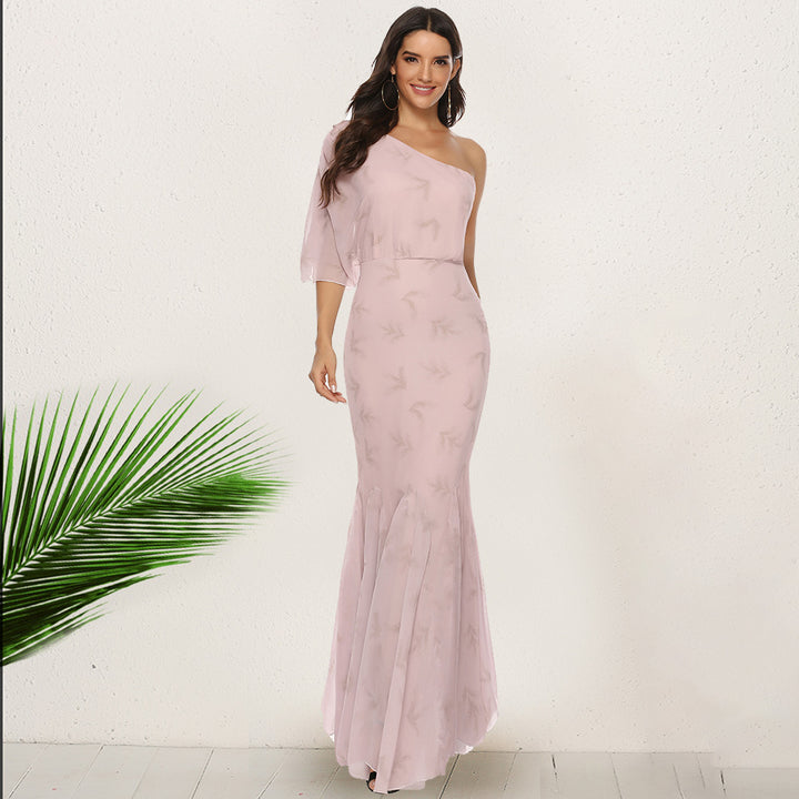 Kvinnors elegant kvällsklänning med asymmetrisk skärning och svängande fåll-Eva Jonsson