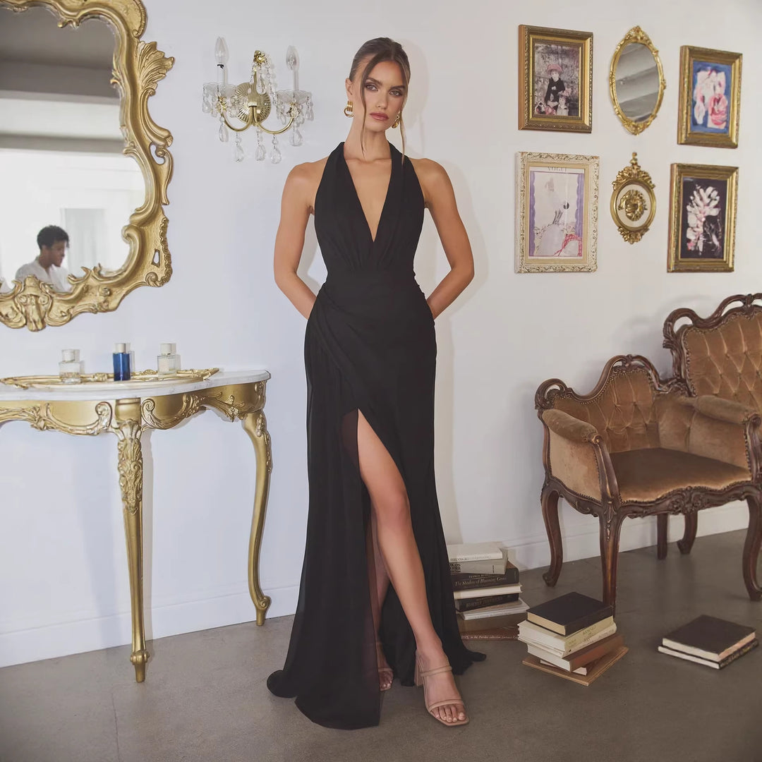 Kvinnors elegant kvällsklänning med flödig tyg och raffinerad V-hals-Eva Jonsson