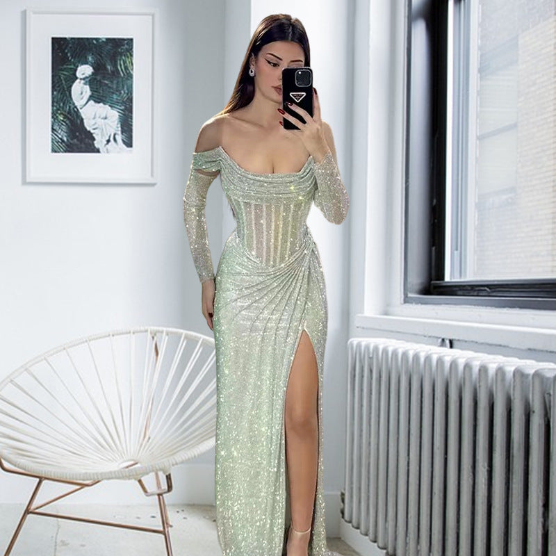 Kvinnors elegant kvällsklänning med glittrande smycke detaljer och draperad kjol-Eva Jonsson