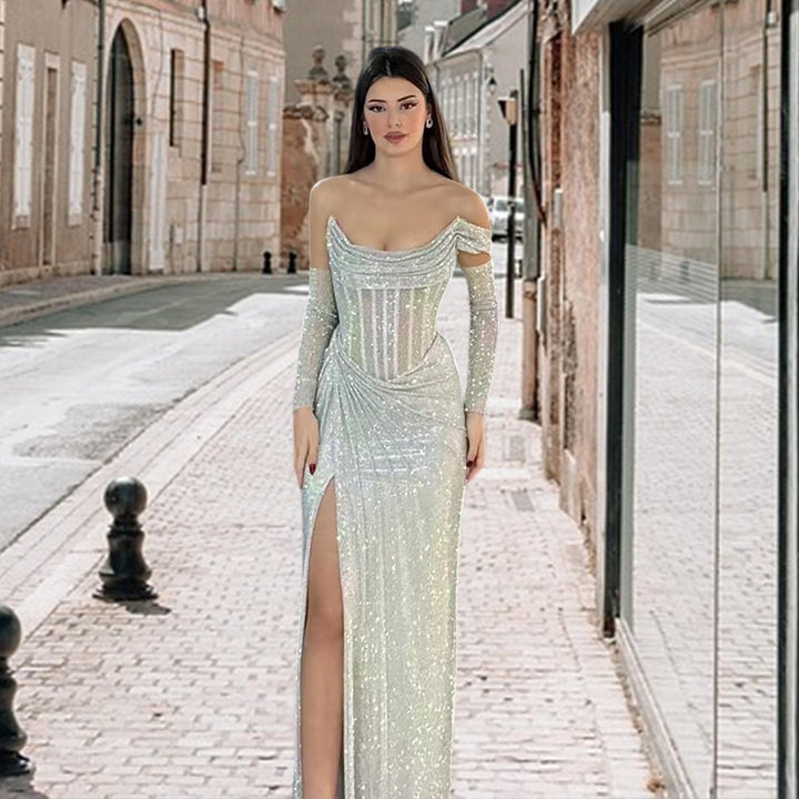 Kvinnors elegant kvällsklänning med glittrande smycke detaljer och draperad kjol-Eva Jonsson