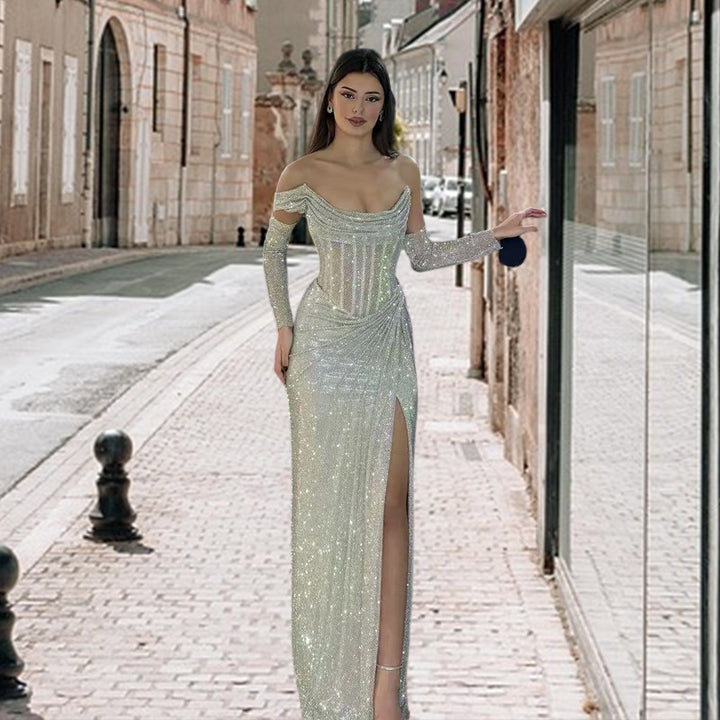 Kvinnors elegant kvällsklänning med glittrande smycke detaljer och draperad kjol-Eva Jonsson