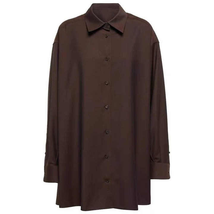 Kvinnors elegant långärmad blus med minimalistisk knappslå Mirla-Eva Jonsson