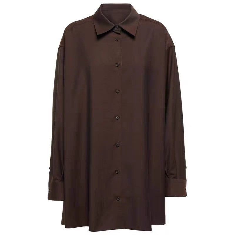 Kvinnors elegant långärmad blus med minimalistisk knappslå Mirla-Eva Jonsson