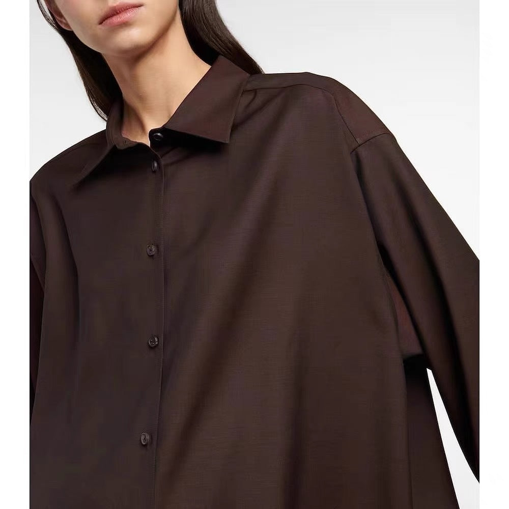 Kvinnors elegant långärmad blus med minimalistisk knappslå Mirla-Eva Jonsson