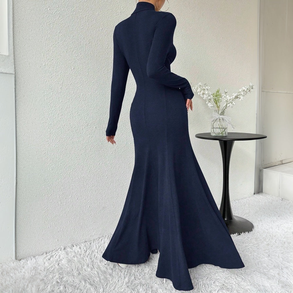 Kvinnors elegant långärmad maxiklänning med hög krage och flödande fåll Mirla-Eva Jonsson