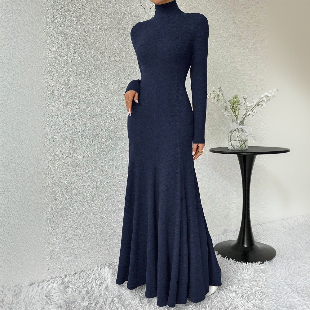 Kvinnors elegant långärmad maxiklänning med hög krage och flödande fåll Mirla-Eva Jonsson
