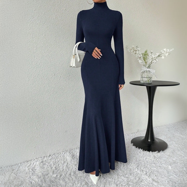 Kvinnors elegant långärmad maxiklänning med hög krage och flödande fåll Mirla-Eva Jonsson